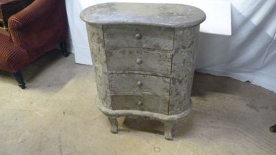 une petite commode dans le coin d'une pièce