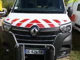 une camionnette blanche à rayures rouges et blanches garée dans un champ