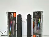 trois boîtes contenant des stylos et des crayons, posées sur une table