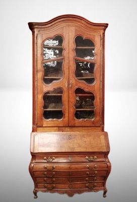 un secrétaire ancien en bois, doté de portes vitrées et de tiroirs