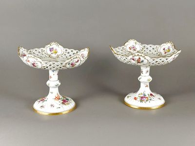 paire de plats anciens en porcelaine à motifs floraux
