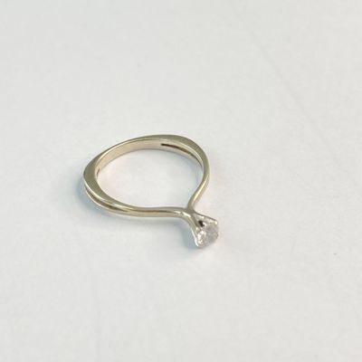 bague en argent sertie d'un seul diamant sur un fond blanc