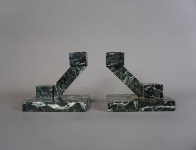 paire de serre-livres en marbre vert sur des socles en marbre