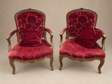 paire de chaises anciennes avec des coussins rembourrés de velours rouge