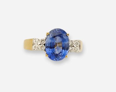 une bague en saphir et diamant