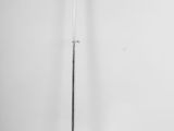 un lampadaire chromé avec un pied en métal et un fond blanc
