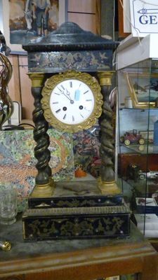 une horloge posée sur une table dans une pièce