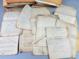 plusieurs vieux papiers sont empilés sur une table