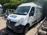 une camionnette blanche garée sur le parking