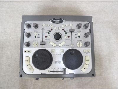 une image représentant un panneau de commande avec des boutons et des molettes