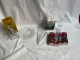 un grand nombre d'objets posés sur une table
