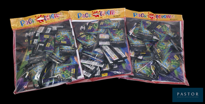 deux paquets de cartes à collectionner Pokémon sur fond noir