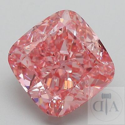 un gros plan d'un diamant rose sur une surface blanche