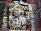 une boîte remplie de magazines et d'autres objets