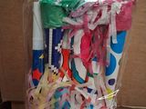 une boîte contenant tout un tas d'objets de différentes couleurs