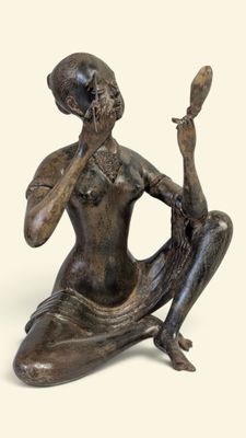 statue en bronze représentant une femme assise à genoux, la main posée sur le menton