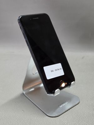 un téléphone portable posé sur un support métallique