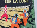 the cover of the book on a marche sur la lune is held up by a person