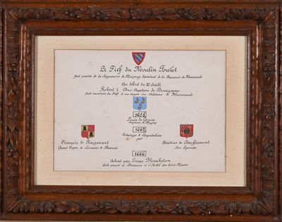 une image représentant une photo encadrée d'une plaque sur laquelle figure un blason