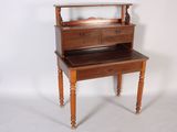un petit bureau en bois surmonté d'un tiroir