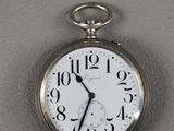 une montre de poche en argent avec un cadran blanc et des chiffres