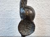statue d'une femme tenant une balle sur une table en bois