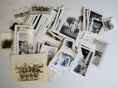 beaucoup de vieilles photos de personnes sur la table