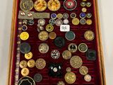 une image représentant une vitrine remplie d'une grande variété de boutons