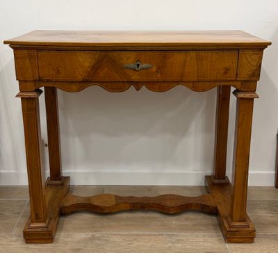 une vieille table en bois surmontée d'un tiroir