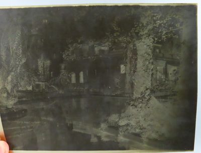 une vieille photo d'une personne tenant une photo en noir et blanc d'une maison