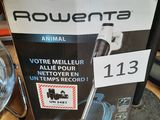 la boîte de l'aspirateur est posée sur la table