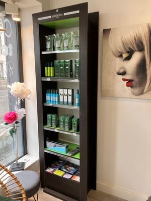 une photo d'un salon de coiffure présentant une sélection de produits