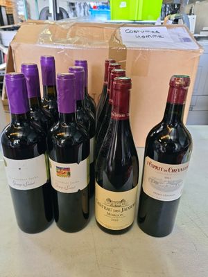 plusieurs bouteilles de vin sont alignées sur une table