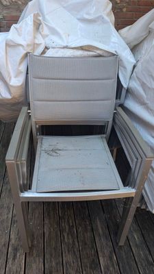 une chaise posée sur une terrasse et recouverte d'une housse