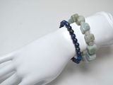 bracelet composé de perles de verre bleues et vertes, présenté sur la main d'un mannequin