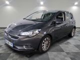la voiture grise est garée dans le garage sur un sol en damier