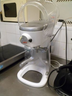 une machine posée sur le comptoir d'une cuisine
