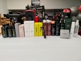 de nombreux produits capillaires de toutes sortes posés sur une table