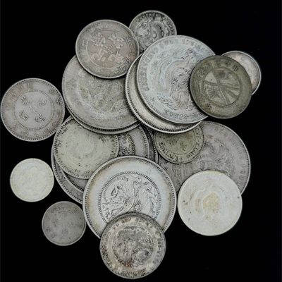 un tas de vieilles pièces d'argent sur fond noir