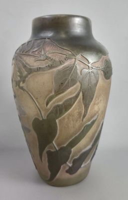 un vase posé sur une surface blanche