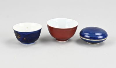 deux petits bols et un petit bol posés sur une surface blanche