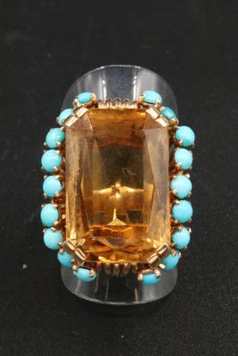 une photo d'une bague ornée d'une citrine et de perles de turquoise