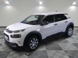 Le SUV Citrole blanc est garé dans une grande pièce.