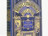 la couverture d'un livre bleu orné d'une inscription dorée