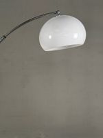 Lampadaire "Arc" en métal chromé reposant sur une base circu… (photo 2)