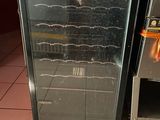 une photo d'un refroidisseur à vin en acier inoxydable dans une cuisine