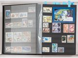 la photo d'un livre avec des timbres