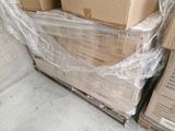 une pile de cartons posée sur un carton posé par terre