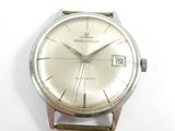gros plan d'une montre-bracelet sur une surface blanche