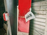 une porte rouge et une porte noire dans un garage